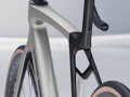 Bicykel Trek Madone SL 7 Gen 8 2025 strieborný