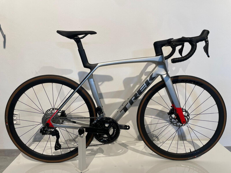 Bicykel Trek Madone SL 6 Gen 8 2025 strieborný /Vel:ML