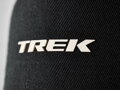 Šiltovka s čiernym logom Trek - Čierna/biela